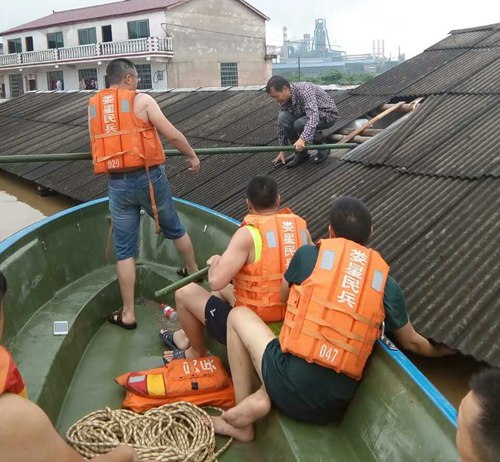 胡端亮（左一）在救人.jpg